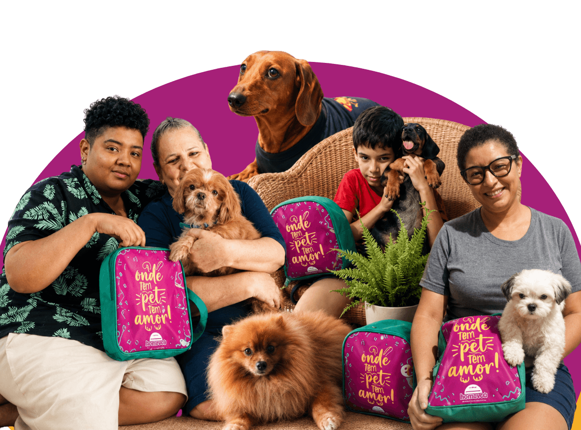 Família com seus pets protegidos pelo Clubinho HomeVet